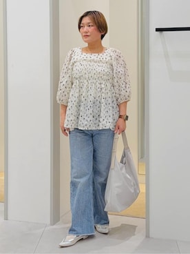 「THE SHOP TK （ザ ショップ ティーケー ）の大人のフェミニンスタイルに 花柄楊柳シャーリングブラウス（シャツ/ブラウス、ベージュ系）」を使った、タナさん（レディース・155cm）の春コーディネート
