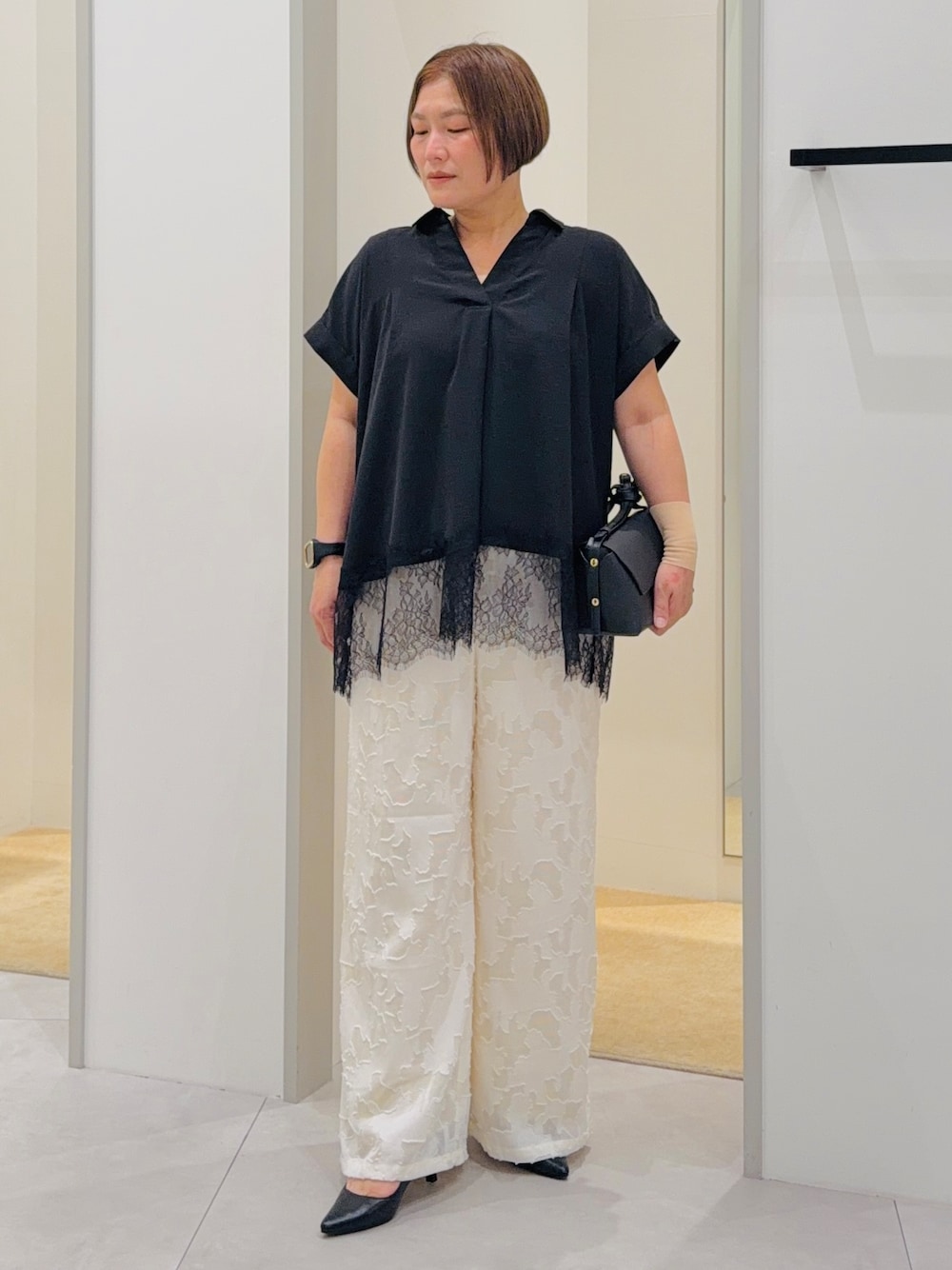 ブラック系のシャツ/ブラウス、ホワイト系のその他パンツ、ブラック系のショルダーバッグを着用したレディースの夏コーディネートの1枚目の写真