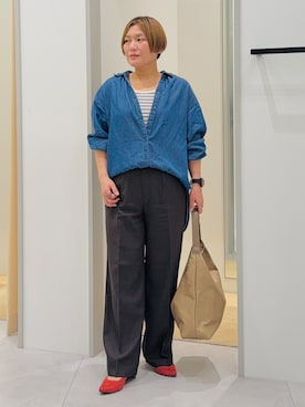 「THE SHOP TK （ザ ショップ ティーケー ）の【後ろ姿もサマになる】バックシャーリングシャツ（シャツ/ブラウス、ブルー系）」を使った、タナさん（レディース・155cm）の春コーディネート