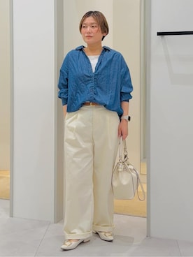 「THE SHOP TK （ザ ショップ ティーケー ）の【後ろ姿もサマになる】バックシャーリングシャツ（シャツ/ブラウス、ブルー系）」を使った、タナさん（レディース・155cm）の春コーディネート