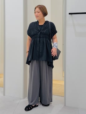「THE SHOP TK （ザ ショップ ティーケー ）の【夏に嬉しい機能つき】ひんやりさらさら シャーリングブラウス（シャツ/ブラウス、ブラック系）」を使った、タナさん（レディース・155cm）の夏コーディネート