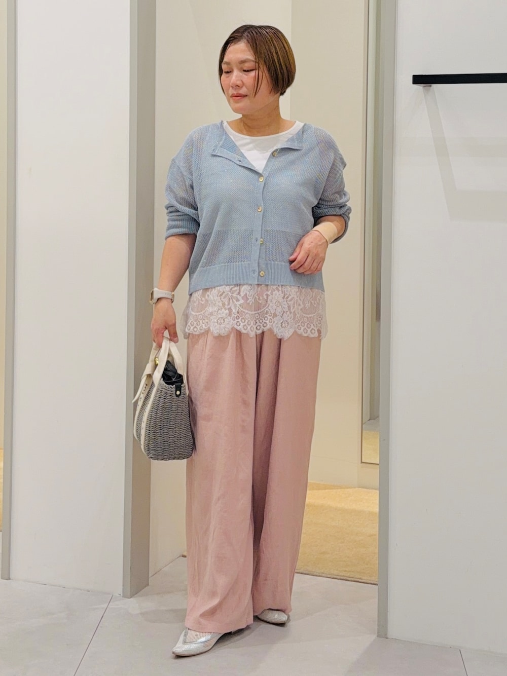 ブルー系のカーディガン/ボレロ、ホワイト系のタンクトップ、ピンク系のその他パンツを着用したレディースの夏コーディネートの1枚目の写真
