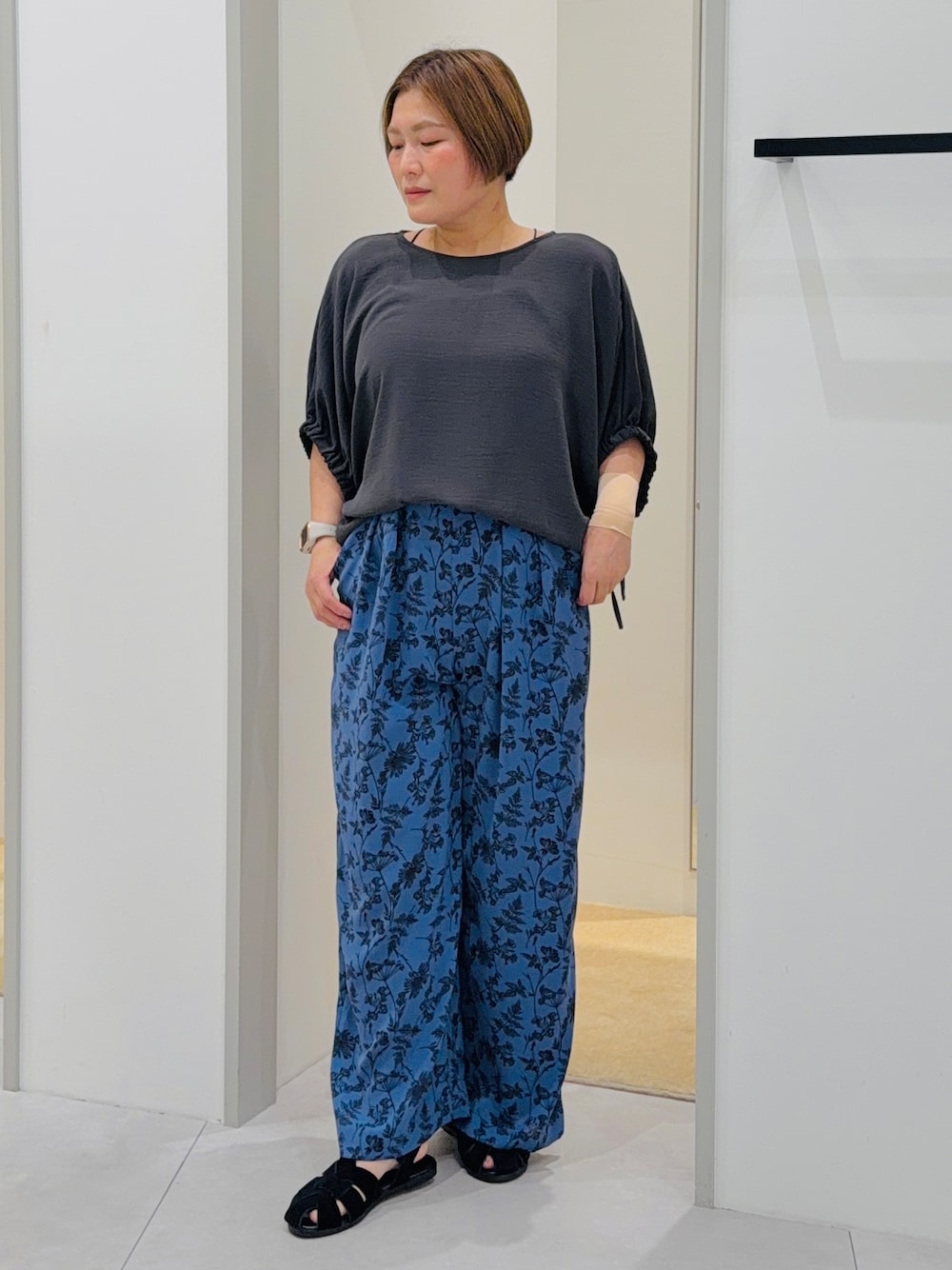 ブラック系のシャツ/ブラウス、ブルー系のその他パンツ、ブラック系のサンダルを着用したレディースの夏コーディネートの1枚目の写真