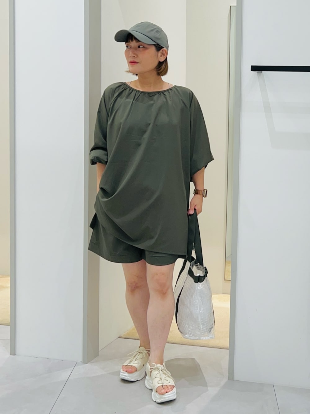 「大人カジュアル、大人コーデ、シンプルコーデ、シンプル、カジュアル、カジュアルコーデ、オトナカジュアル、オトナ女子、休日スタイル、休日コーデ、セットアップ、水着、水着コーデ、撥水加工、ootd」｜「THE SHOP TK の厚底スポーティサンダル（サンダル、ホワイト系）」を使った、タナさん（骨格ウェーブ・レディース・155cm）の夏コーディネートの1枚目の写真