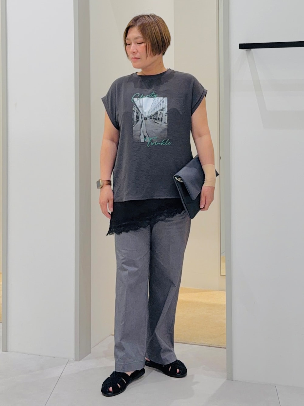 ブラック系のTシャツ/カットソー、ブラック系のタンクトップ、グレー系のその他パンツを着用したレディースの夏コーディネートの1枚目の写真