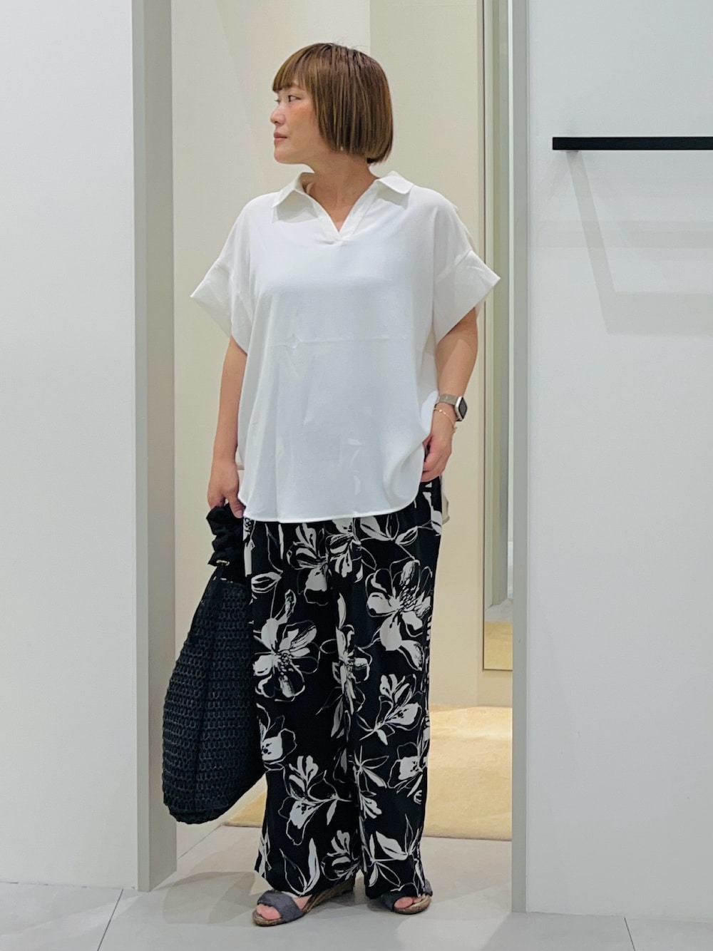 「大人カジュアル、大人コーデ、シンプルコーデ、シンプル、カジュアル、カジュアルコーデ、きれいめカジュアル、オトナカジュアル、オトナ女子、ootd、低身長、低身長コーデ、プチプラ、プチプラコーデ、白Tシャツ」｜「THE SHOP TK の【宮城舞さん着用】スキッパーシャツ/防シワ／接触冷感／洗濯機OK/セットアップ可（シャツ/ブラウス、ホワイト系）」を使った、タナさん（レディース・155cm）の夏コーディネートの1枚目の写真