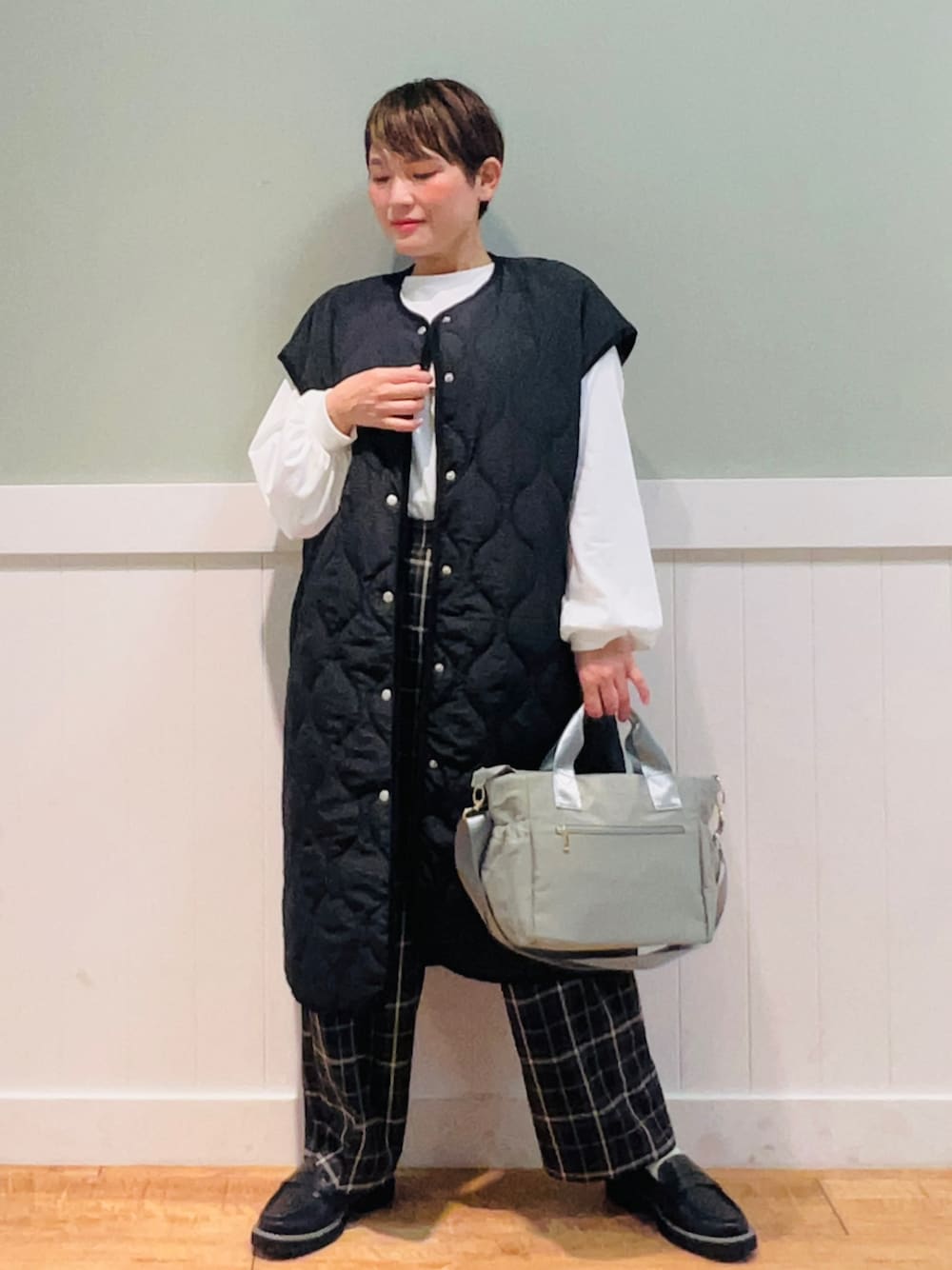 「秋コーデ、オトナ女子、休日スタイル、シンプル、オトナカジュアル、秋先取りコーデ、秋のコーデ、お洒落さんとつながりたい、着回しコーデ、ベスト、黒、ローファー、秋服準備はじめました、リラックススタイル、モノトーン」｜「SHOO・LA・RUEのキルト ロングベスト（ノーカラーコート、ブラック系）」を使った、タナさん（レディース・155cm）の秋コーディネートの1枚目の写真