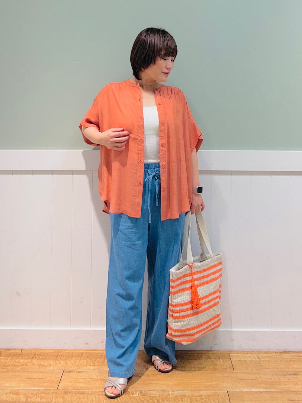 「大人カジュアル、シンプル、シンプルコーデ、オトナカジュアル、カジュアル、カジュアルコーデ、春コーデ、プチプラ、デニム、夏コーデ、おしゃれさんと繋がりたい、ootd、低身長、ママコーデ、デニムパンツ」｜「DRESKIPの【大人の抜け感】シアースラブバンドカラーシャツ（シャツ/ブラウス、オレンジ系）」を使った、タナさん（骨格ウェーブ・レディース・155cm）の春コーディネートの1枚目の写真