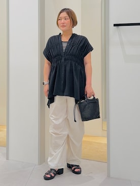 「THE SHOP TK （ザ ショップ ティーケー ）の【夏に嬉しい機能つき】ひんやりさらさら シャーリングブラウス（シャツ/ブラウス、ブラック系）」を使った、タナさん（レディース・155cm）の夏コーディネート
