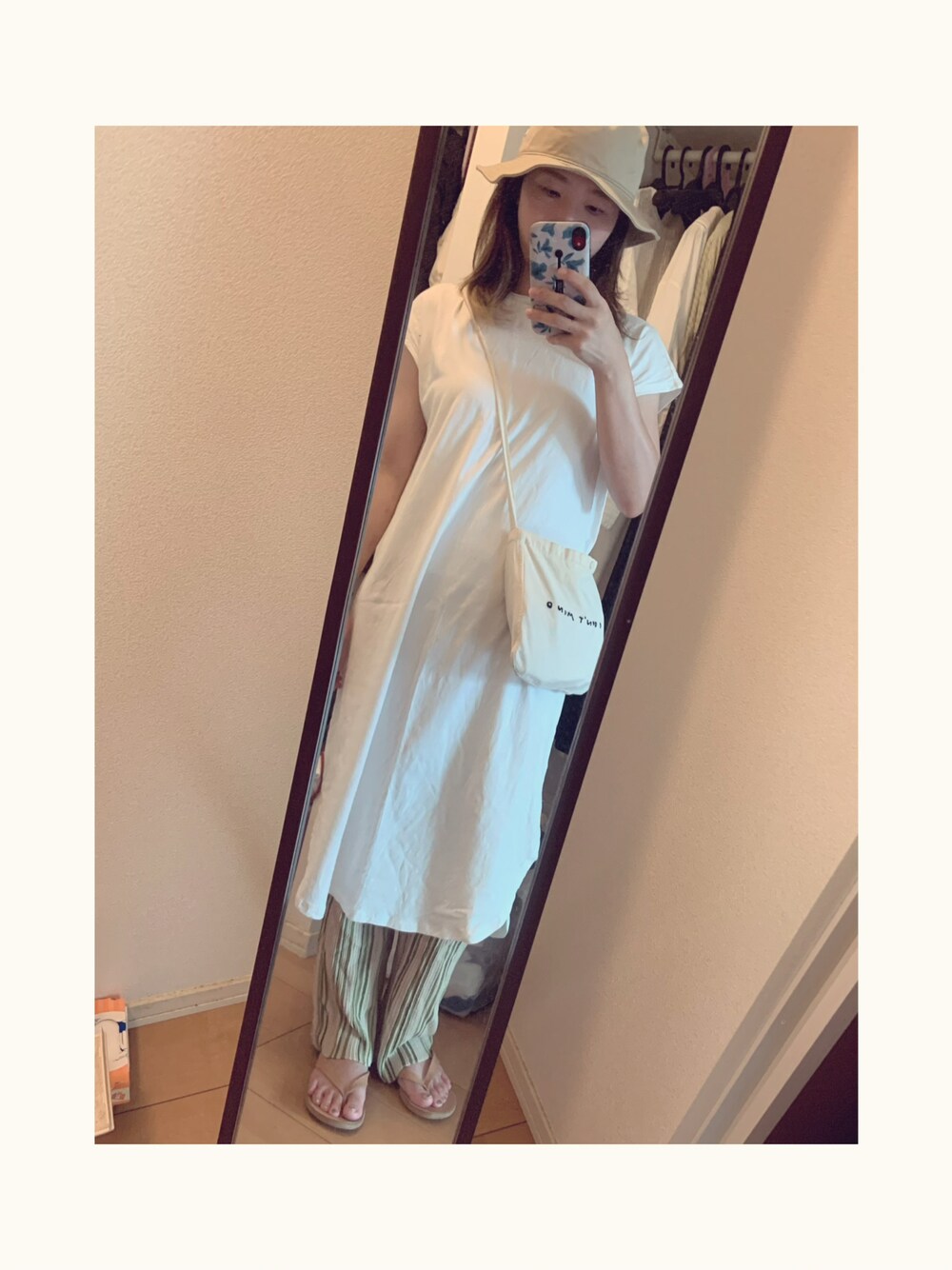 「リラックススタイル、ゆったりコーデ、カジュアルコーデ、ワンピース、GU、レギンス、ビーチサンダル、TODAYFUL、ハット、Danton」｜「GUのアイテム（ワンピース、ホワイト系）」を使った、yukacocoさん（レディース・160cm）の秋コーディネートの1枚目の写真