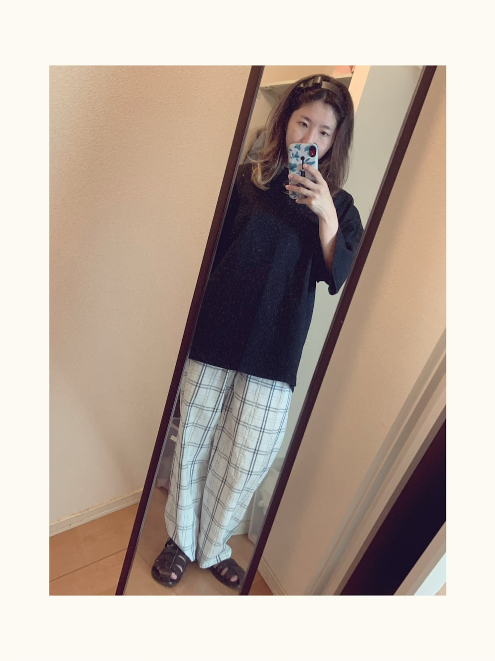 「パンツスタイル、大人カジュアル、シンプル、秋コーデ、オトナ女子、チェックパンツ、サンダル、Tシャツ、TODAYFUL、Libra Cue」｜「TODAYFULのチェックギャザーパンツ（その他パンツ、ホワイト系）」を使った、yukacocoさん（レディース・160cm）の秋コーディネートの1枚目の写真