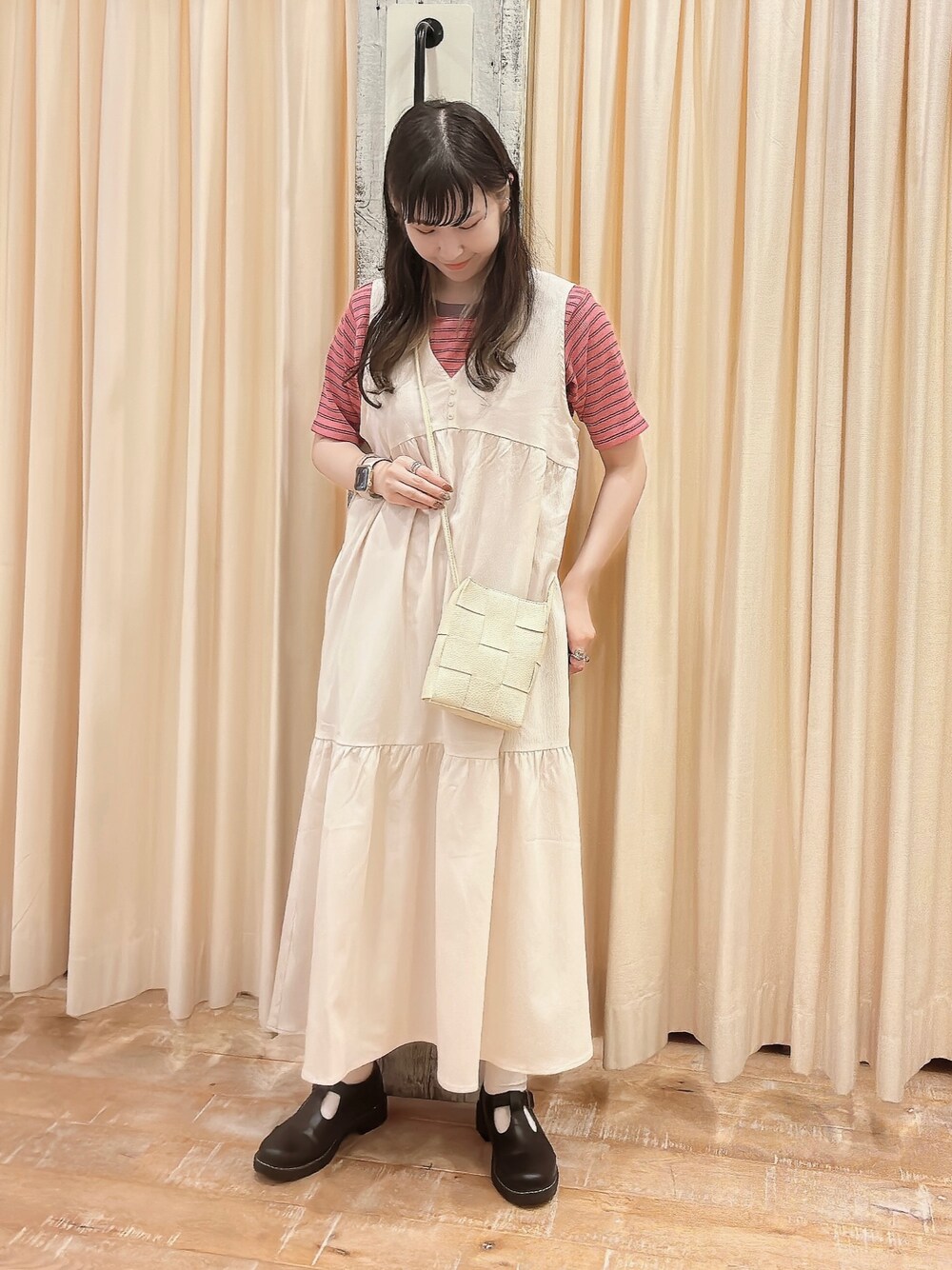 ブラック系のその他シューズ、ピンク系のTシャツ/カットソー、ホワイト系のワンピースを着用したレディースの夏コーディネートの1枚目の写真