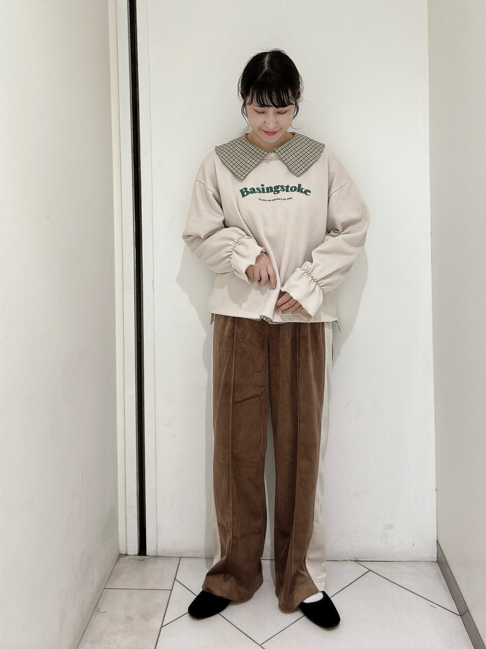 「トレーナー、ビッグ襟、ジャージ、ラインパンツ、エヘカソポ、ガーリー、レトロ、パンツスタイル」｜「ehka sopoのベロアパイピングシューズ（その他シューズ、ブラック系）」を使った、sakura✿さん（レディース・158cm）の秋コーディネートの1枚目の写真