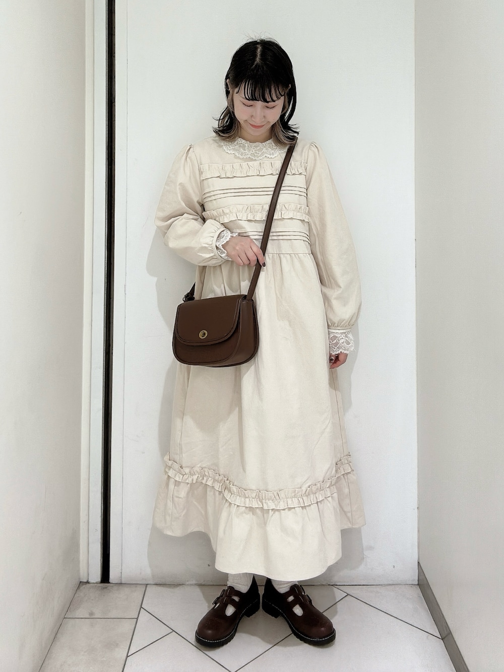 「ホワイト、ホワイトコーデ、レトロ、ガーリー、レトロガーリー、ガーリーコーデ、バック、Tストラップシューズ、ワントーンコーデ」｜「ehka sopoのダブルTストラップシューズ（その他シューズ、ブラック系）」を使った、sakura✿さん（レディース・158cm）の秋コーディネートの1枚目の写真