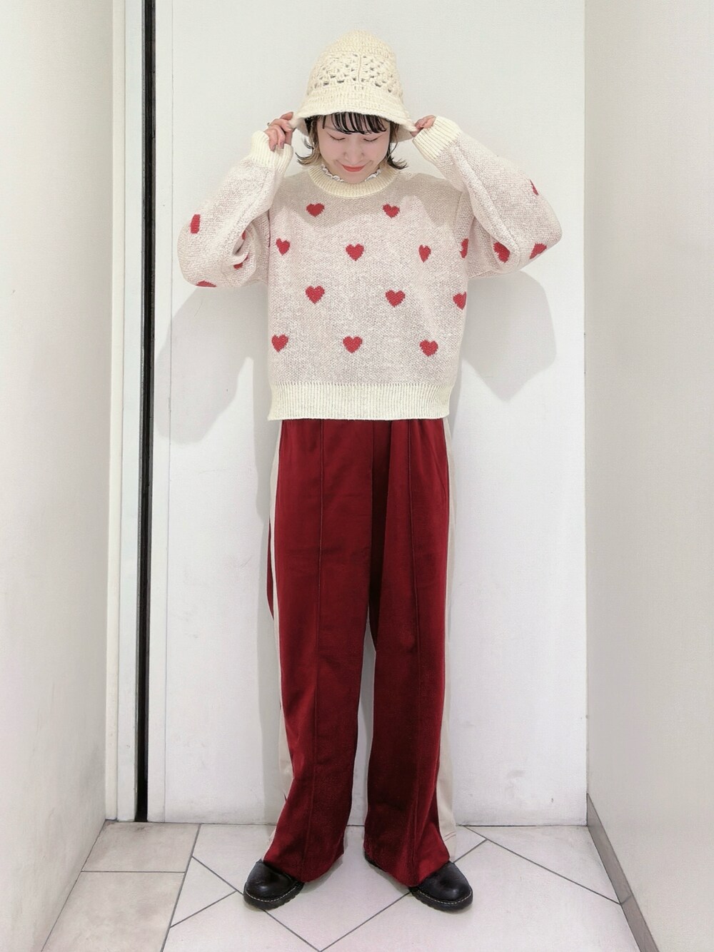 「エヘカソポ、ehka sopo、リラックスパンツ、ジャージ、セーター」｜「ehka sopoのかぎ針ニットハット（ハット、ホワイト系）」を使った、sakura✿さん（レディース・158cm）の冬コーディネートの1枚目の写真