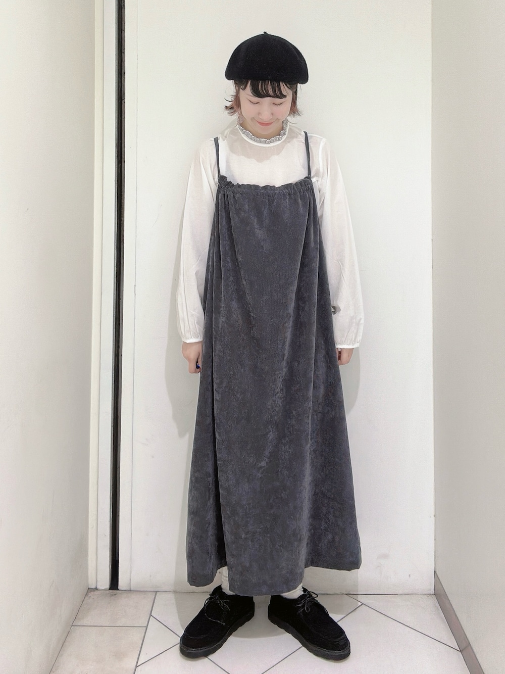 ブラック系のその他シューズを着用したレディースの冬コーディネートの1枚目の写真