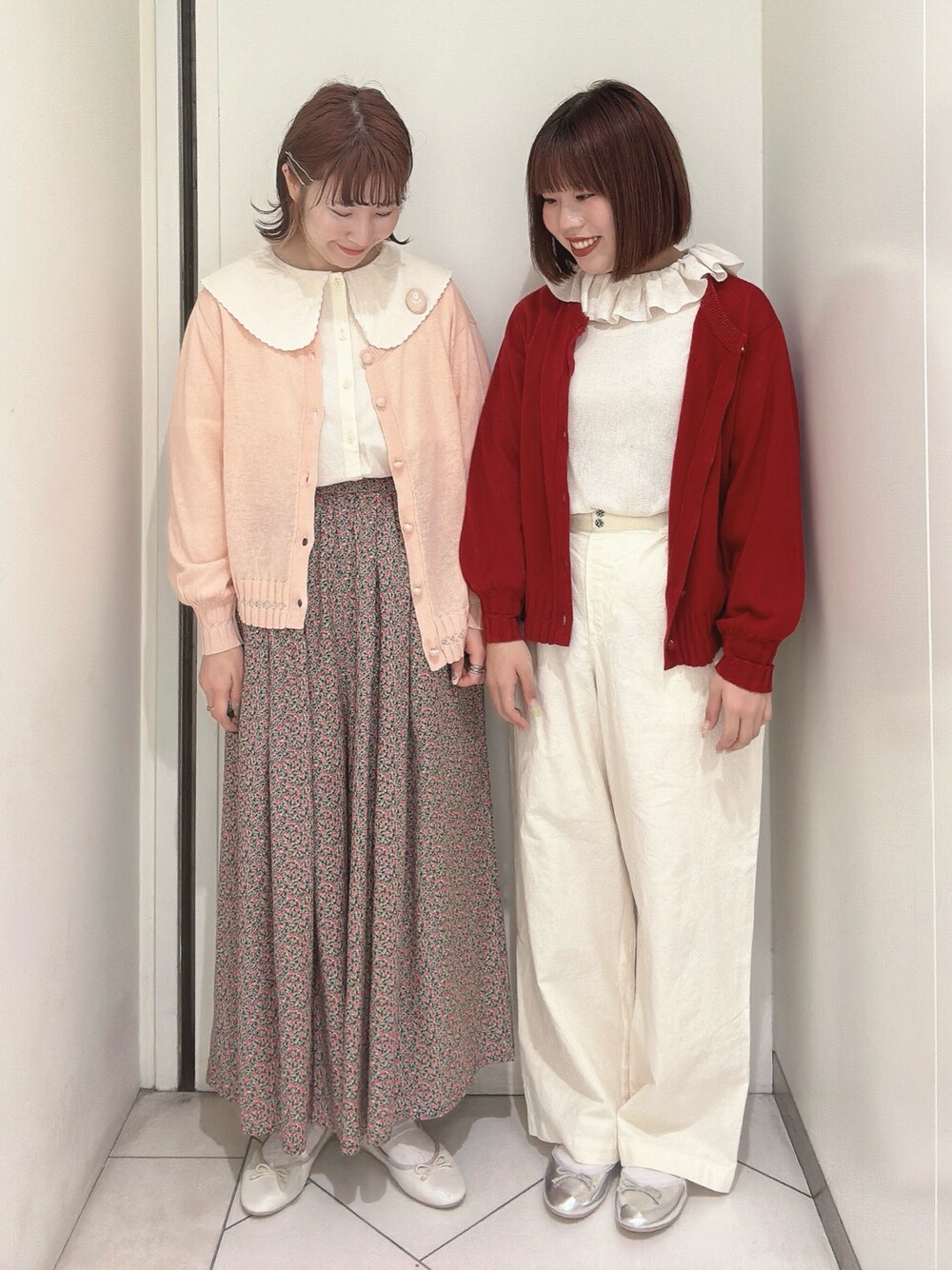 「サマンサ モスモス(Samansa Mos2)、サマンサモスモス、Samansa Mos2、カーディガン、花柄パンツ、リネンパンツ、ブローチ、ゆべしコラボ、ゆべし×SamansaMos2、ゆべし、双子コーデ、推し活、推し色コーデ」｜「Samansa Mos2の【S/XLサイズ WEB限定】エナメルメタリックアソートバレエシューズ（パンプス、ホワイト系）」を使った、sakura✿さん（レディース・158cm）の春コーディネートの1枚目の写真