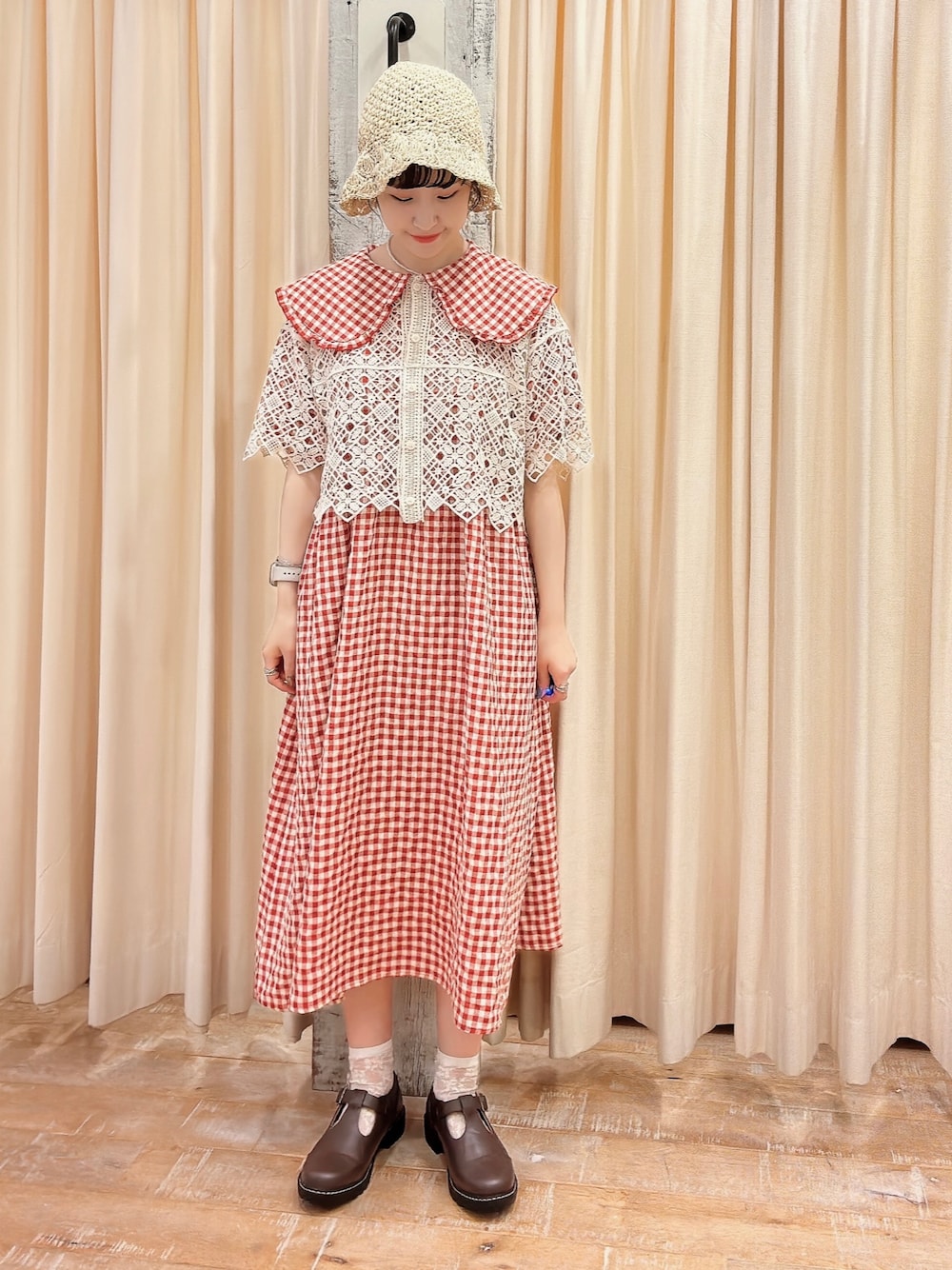 「クロシェ、ギンガムチェック、ギンガムチェックワンピース、エヘカソポ、ehka sopo、チェック、チェックワンピース、ペーパーハット、レトロガーリー、レトロ、Tストラップシューズ」｜「ehka sopoのアイテム（カーディガン/ボレロ、ホワイト系）」を使った、sakura✿さん（レディース・158cm）の夏コーディネートの1枚目の写真
