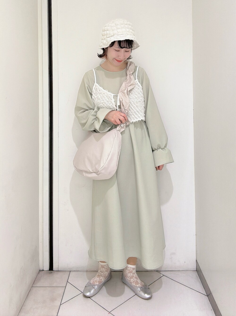 「エヘカソポ、ehka sopo、ワンピース、くしゅくしゅ、ショルダーバッグ」｜「ehka sopoのくしゅくしゅギャザーショルダーバッグ（ハンドバッグ、ホワイト系）」を使った、sakura✿さん（レディース・158cm）の冬コーディネートの1枚目の写真