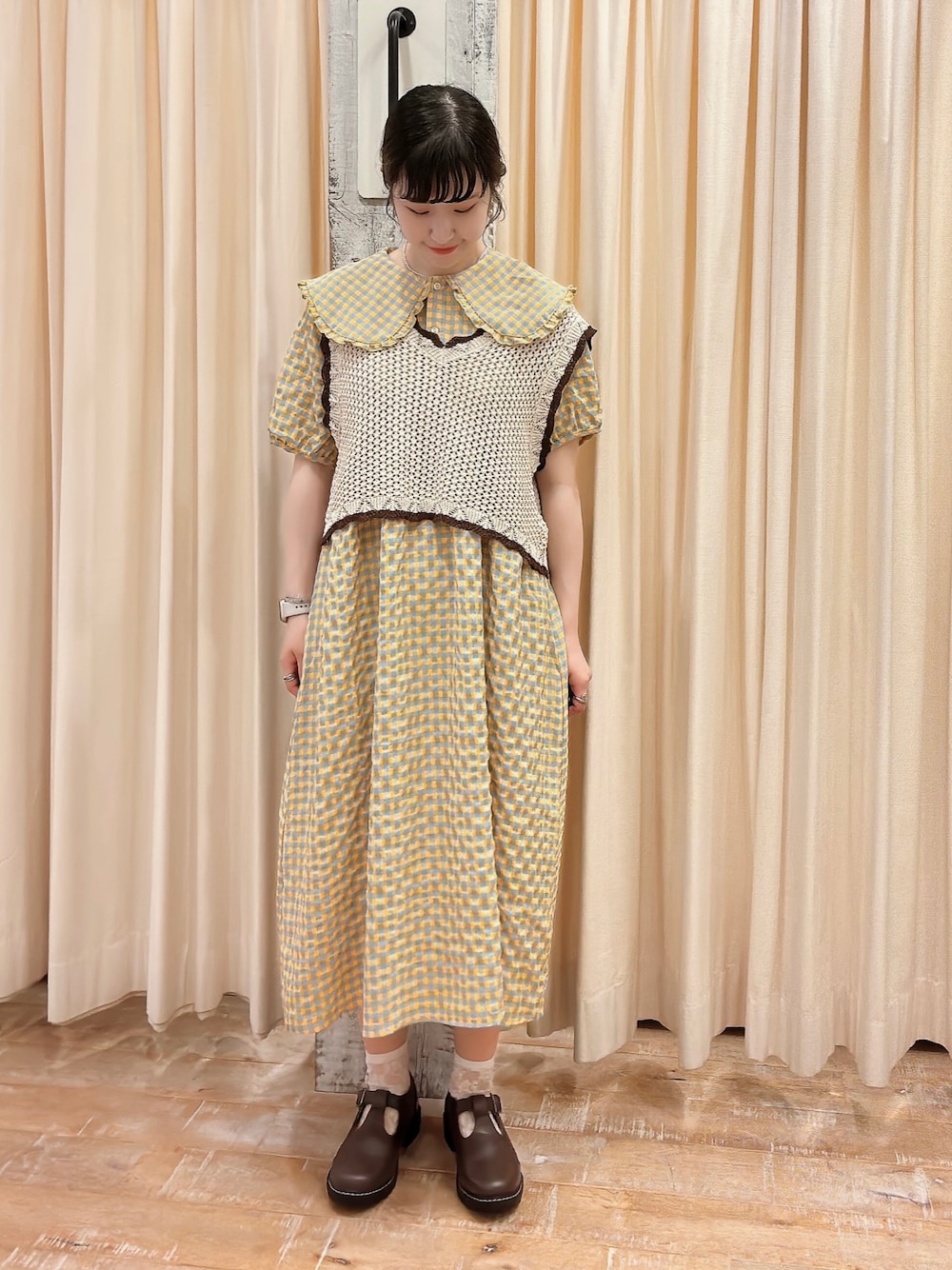 「レトロ、レトロガーリー、エヘカソポ、ehka sopo、Tストラップシューズ、ワンピース、チェックワンピース、イエロー、ベスト、ベストコーデ」｜「ehka sopoのアイテム（ベスト、ホワイト系）」を使った、sakura✿さん（レディース・158cm）の夏コーディネートの1枚目の写真