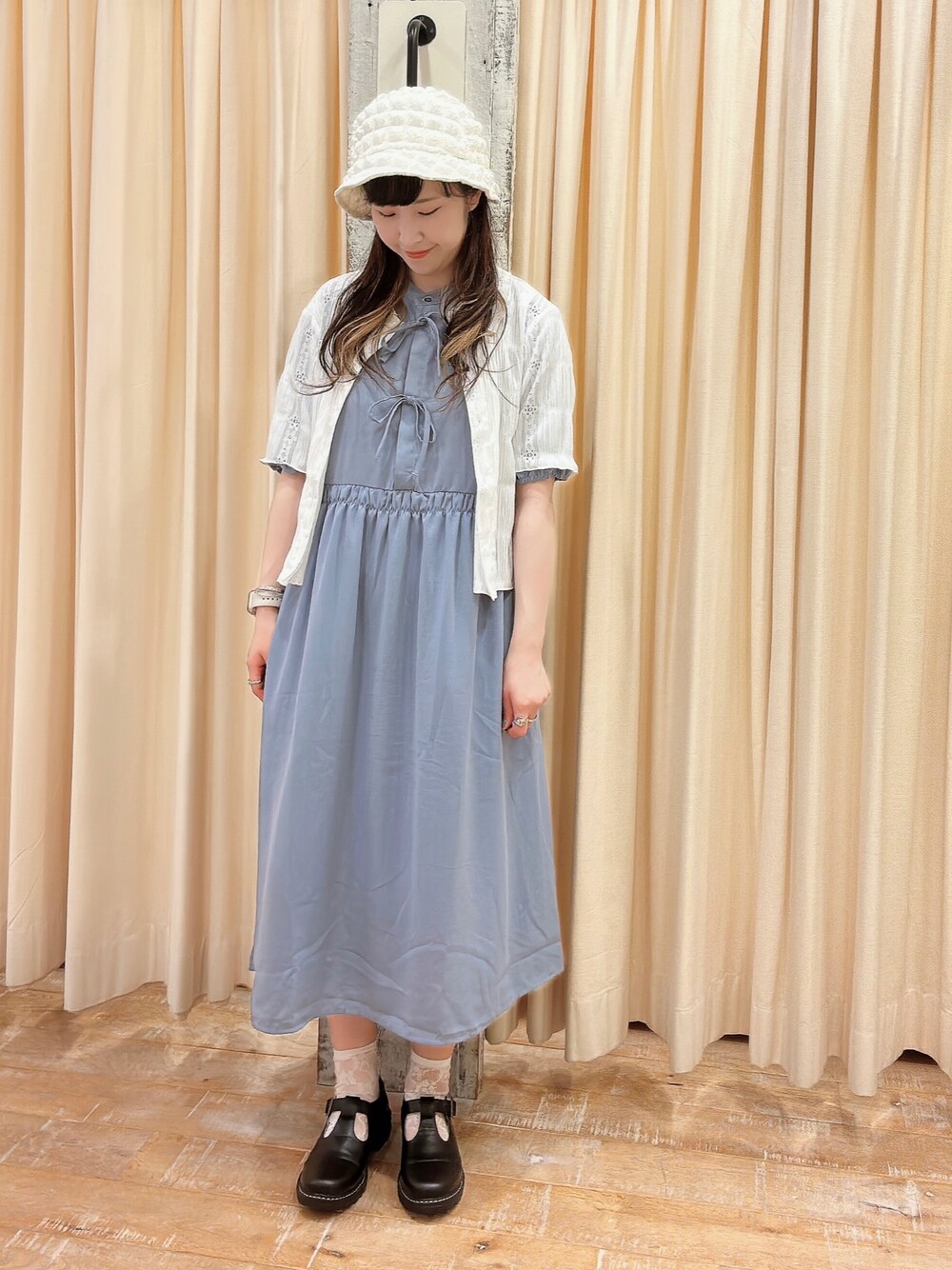 「ワンピース、くしゅくしゅ、Tストラップシューズ、レトロ、ブルー、ワントーンコーデ、夏、ehka sopo、エヘカソポ、羽織り、ブラウス、シャツスタイル、シャツ」｜「ehka sopoのクシュクシュバケットハット（ハット、ホワイト系）」を使った、sakura✿さん（レディース・158cm）の春コーディネートの1枚目の写真