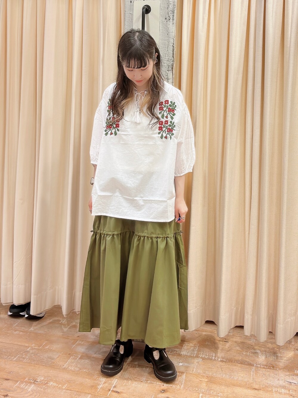 「刺繍、刺繍ブラウス、ポリエステル、Tストラップシューズ、ブラウス、エヘカソポ、ehka sopo、夏コーデ、夏、カーキ、休日スタイル」｜「ehka sopoのTストラップシューズ（その他シューズ、ブラック系）」を使った、sakura✿さん（レディース・158cm）の春コーディネートの1枚目の写真