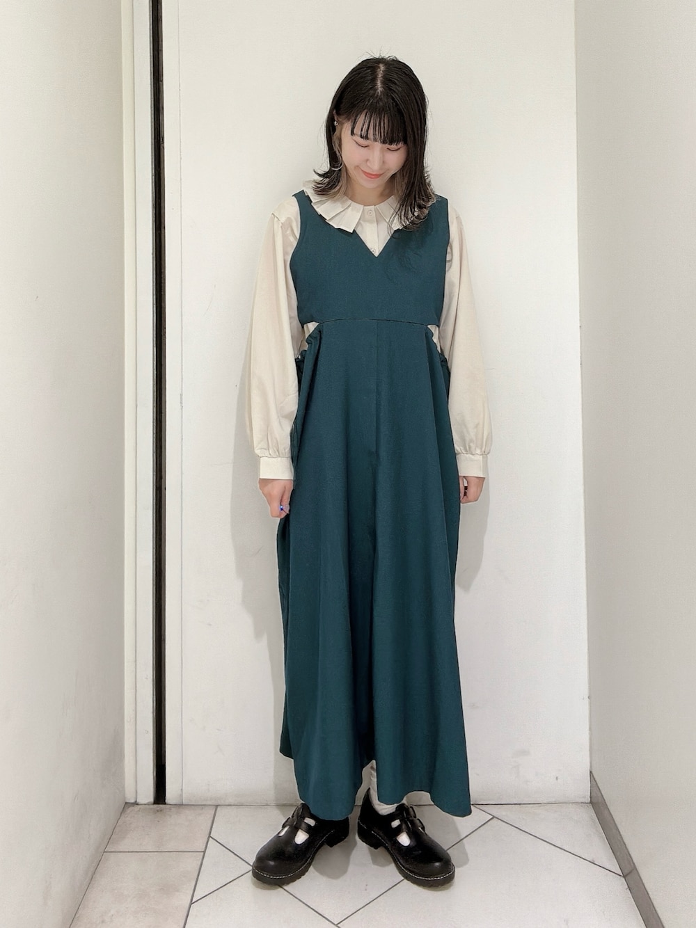 「エヘカソポ、ehka sopo、キレイめ、大人ガーリー、大人かわいい、休日スタイル、重ね着、ブラウス、グリーン、ジャンスカ、ジャンパースカート、重ね着ベストシーズン、きれいめガーリー」｜「ehka sopoのダブルTストラップシューズ（その他シューズ、ブラック系）」を使った、sakura✿さん（レディース・158cm）の秋コーディネートの1枚目の写真