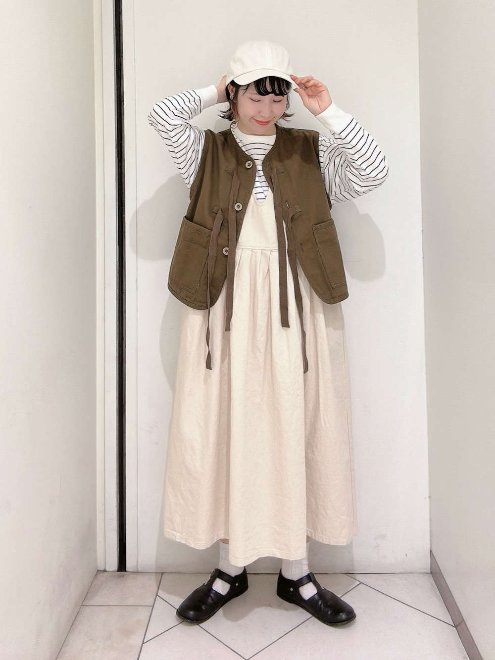 ブラック系のその他シューズを着用したレディースの冬コーディネートの1枚目の写真