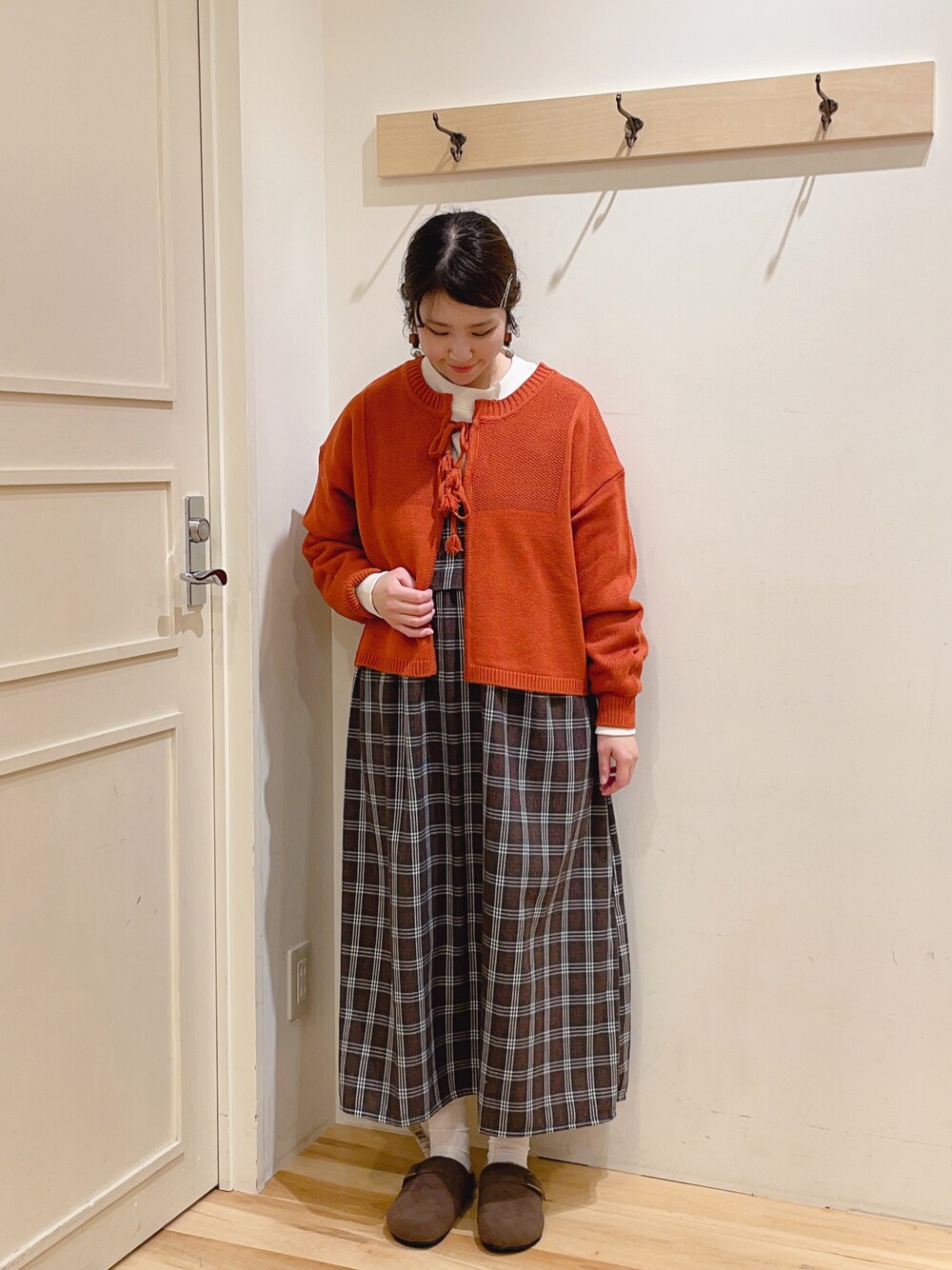 「カーディガン、ワンピース、セーター、冬コーデ、お出かけコーデ、赤ニット、チェックワンピース、低身長、サマンサ モスモス(Samansa Mos2)、Samansa Mos2、秋冬コーデ、サマンサモスモス」｜「Samansa Mos2のリボン前後着ニットカーディガン（カーディガン/ボレロ、レッド系）」を使った、sakura✿さん（レディース・158cm）の冬コーディネートの1枚目の写真
