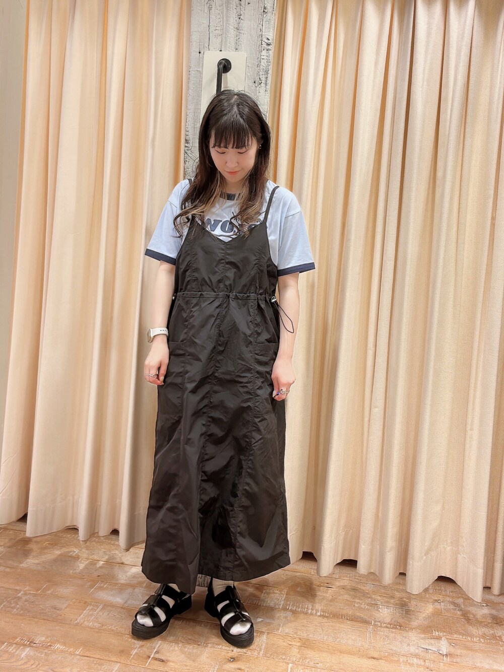 「キャミワンピ、発泡プリント、リンガーTシャツ、ナイロン、キャミワンピース、エヘカソポ、ehka sopo、グルカサンダル、夏コーデ、夏、ブルー、Tシャツ」｜「ehka sopoのグルカサンダル（サンダル、ブラック系）」を使った、sakura✿さん（レディース・158cm）の春コーディネートの1枚目の写真