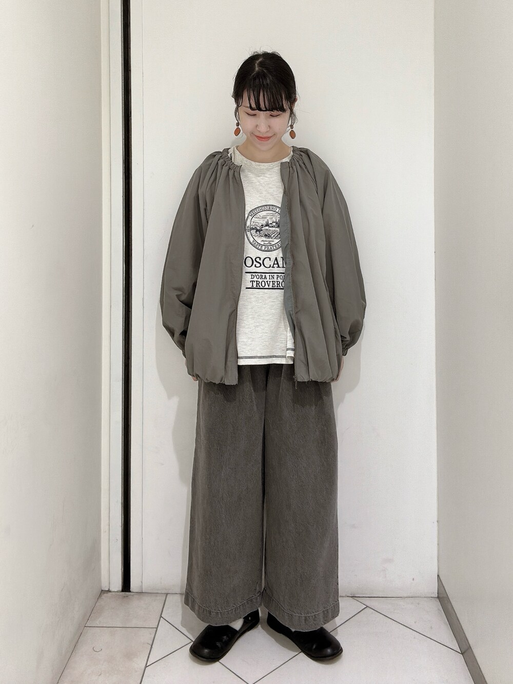 「サマンサモスモス、サマンサ モスモス(Samansa Mos2)、デニムパンツ、ジャケット」｜「Samansa Mos2のTストラップシューズ（その他シューズ、ブラック系）」を使った、sakura✿さん（レディース・158cm）の秋コーディネートの1枚目の写真