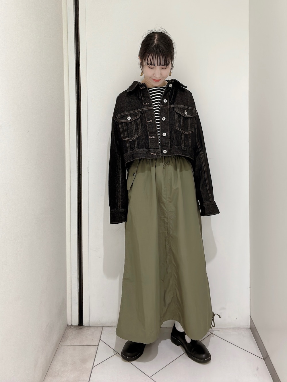 「秋服、ジャケット、スカート、カジュアル、エヘカソポ、秋のコーデ、デニム、カーキ、ボーダー」｜「ehka sopoのTストラップシューズ（その他シューズ、ブラック系）」を使った、sakura✿さん（レディース・158cm）の秋コーディネートの1枚目の写真