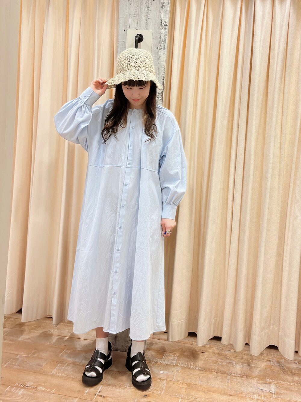 「春、ハット、麦わら帽子、エヘカソポ、ehka sopo、グルカサンダル、シャツワンピース、シャツワンピ、夏コーデ、ワンピース、ワントーンコーデ、ブルー、サックスブルー、着回しコーデ」｜「ehka sopoのギャザーシャツワンピース（シャツワンピース、ブルー系）」を使った、sakura✿さん（レディース・158cm）の春コーディネートの1枚目の写真