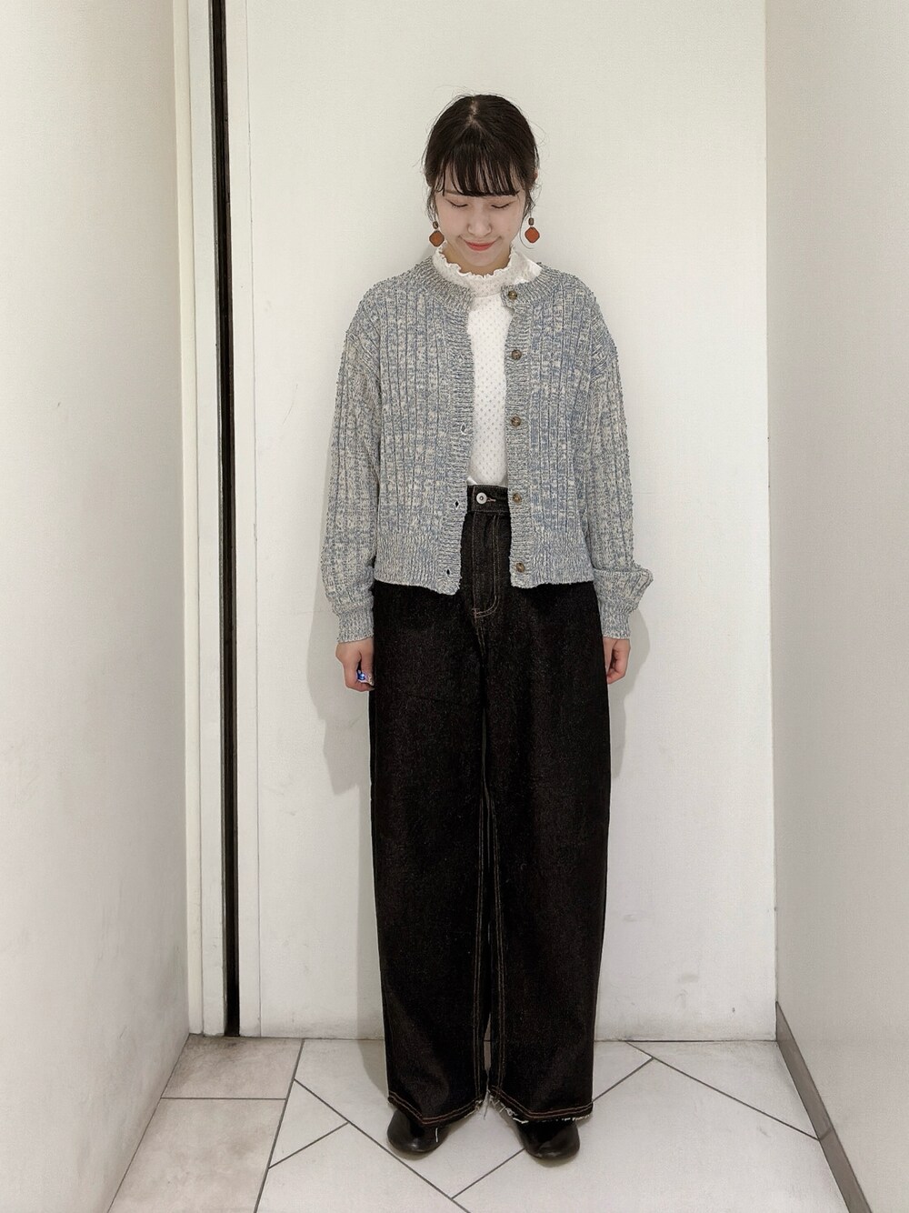 「ハイネック、カーディガン、バルーンパンツ、デニムパンツ、エヘカソポ、ehka sopo」｜「ehka sopoのバルーンデニムパンツ（デニムパンツ、ブラック系）」を使った、sakura✿さん（レディース・158cm）の秋コーディネートの1枚目の写真