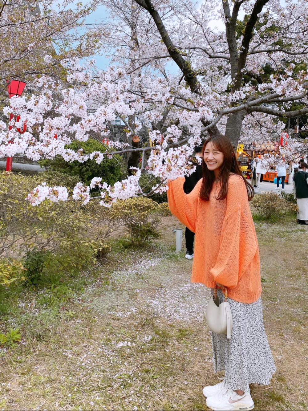 「休日コーデ、春、お出かけコーデ、春カラー、今日のコーデ、スニーカー、キレイめカジュアル、オトナカワイイ、桜」｜「select MOCAの2023 SS  Vネック透かし編みオーバーニット（ニット/セーター、オレンジ系）」を使った、Mikakoさん（レディース・160cm）の春コーディネートの1枚目の写真
