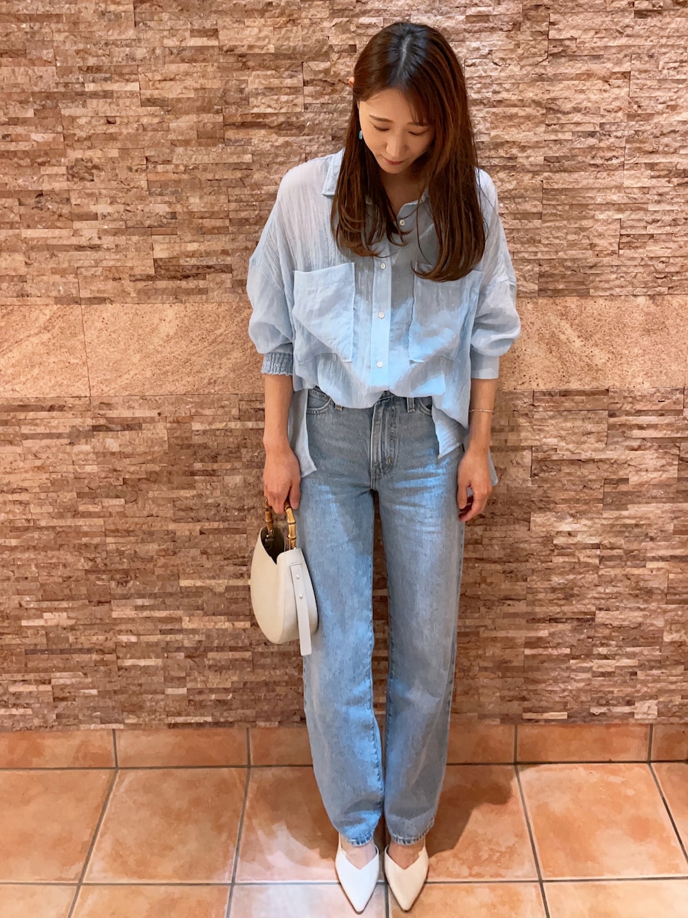 「休日スタイル、シンプル、大人コーデ、パンツスタイル、ブルー、ブルーコーデ」｜「GALLARDAGALANTEのアイテム（シャツ/ブラウス、ブルー系）」を使った、Mikakoさん（レディース・160cm）の春コーディネートの1枚目の写真