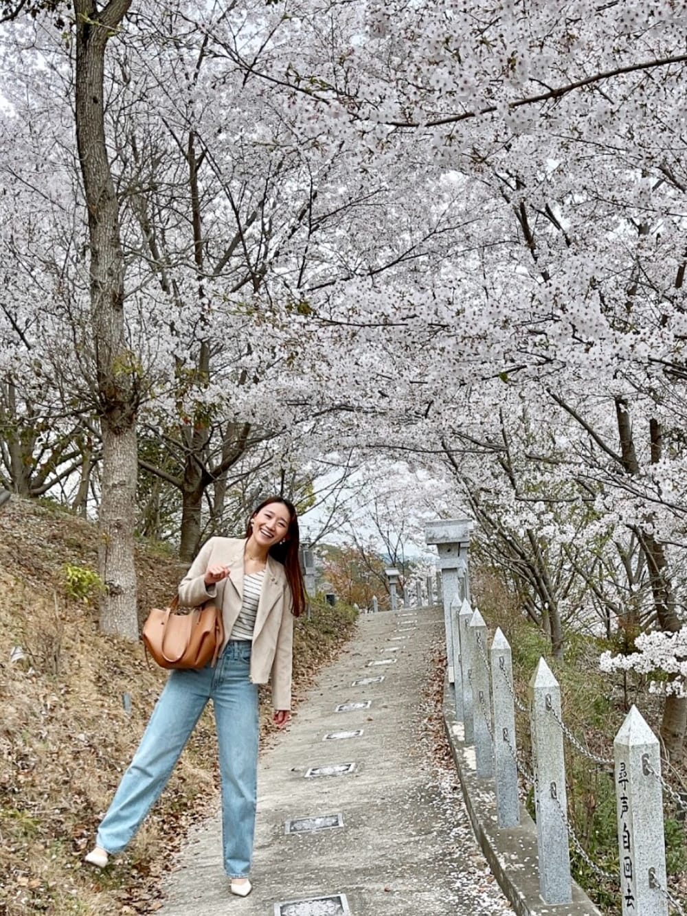 「春服コーデ、おでかけコーデ、きれいめカジュアル、ボーダー、ベージュ」｜「NATURAL BEAUTY BASICのアイテム（ニット/セーター、ホワイト系）」を使った、Mikakoさん（レディース・160cm）の春コーディネートの1枚目の写真