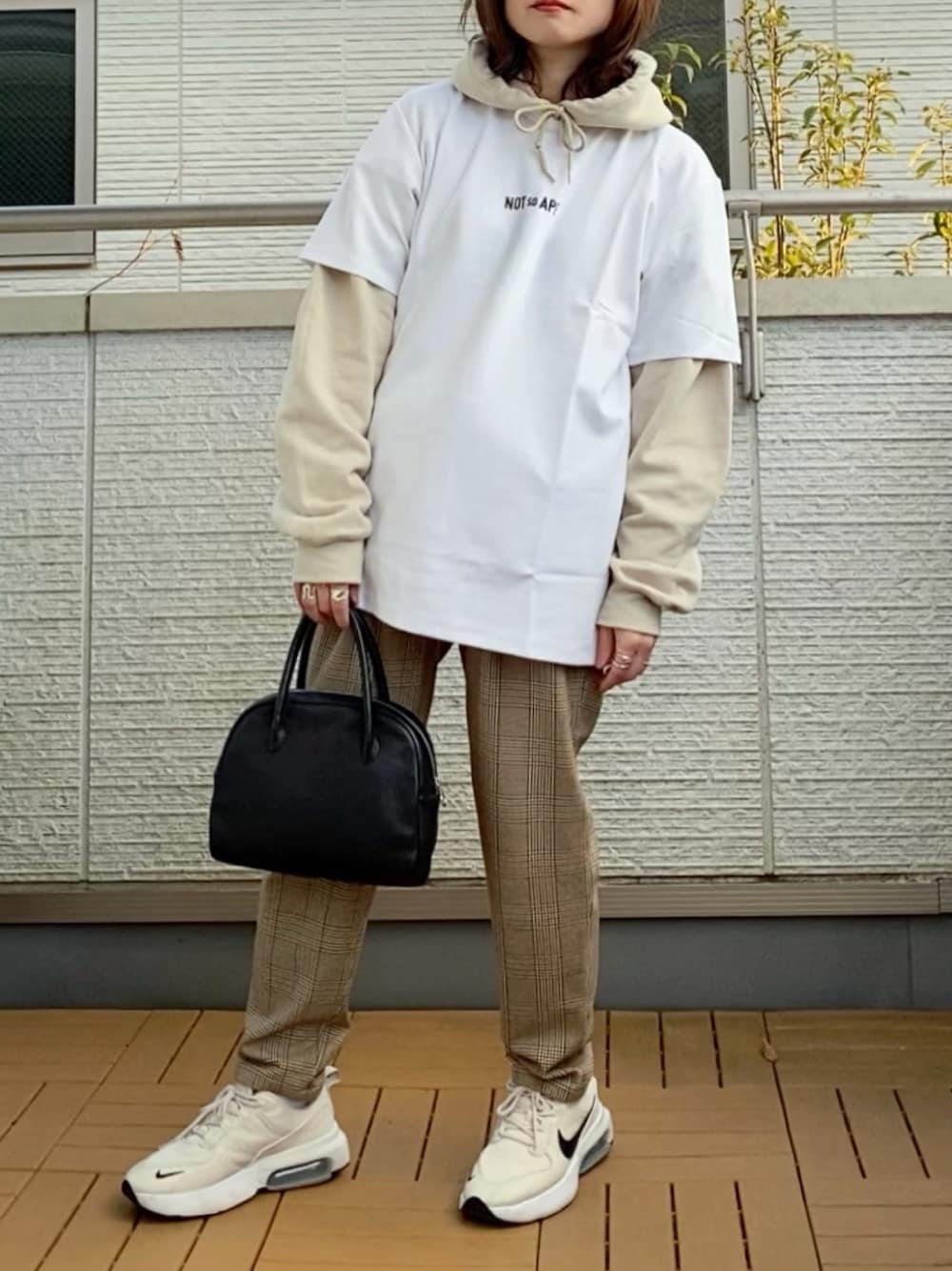 ホワイト系のTシャツ/カットソーを着用したレディースの冬コーディネートの1枚目の写真
