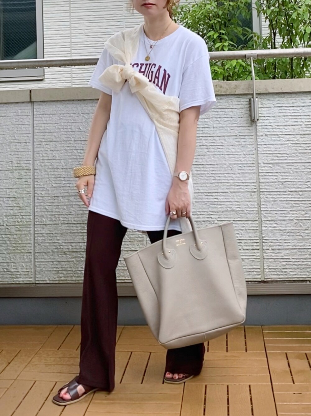 ホワイト系のTシャツ/カットソー、ホワイト系のシャツ/ブラウス、ブラウン系のその他パンツを着用したレディースの夏コーディネートの1枚目の写真