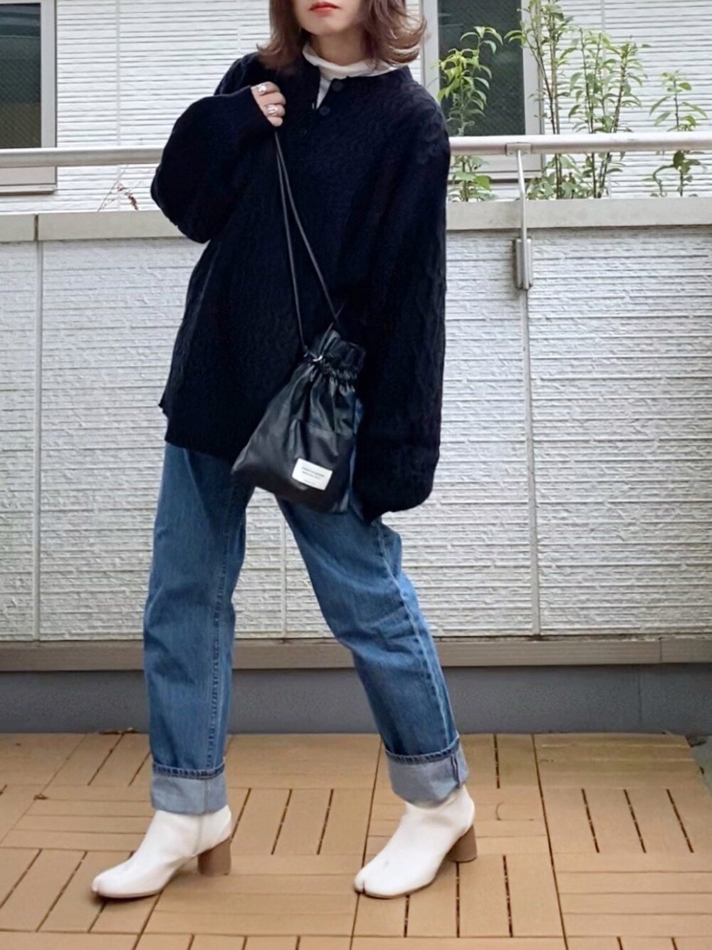 「ブーツ、ケーブルニット、大人カジュアル、デニムパンツ、ロールアップ、低身長、La-gemme」｜「La-gemmeのビッグシルエットケーブル編みニットトップス（ニット/セーター、ブラック系）」を使った、Kay-teeeさん（レディース・150cm）の秋コーディネートの1枚目の写真