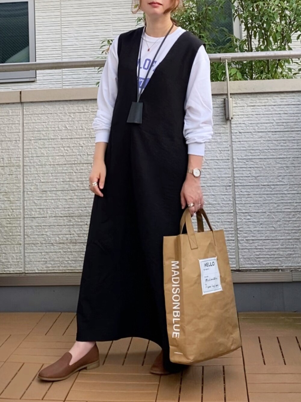 「ANGIE VINTAGE、clarks、ロゴT、ローファー、ジャンパースカート、大人カジュアル、低身長」｜「ANGIEの【2022年秋冬新色】GILDANカレッジロゴオーバーサイズロンT（Tシャツ/カットソー、ホワイト系）」を使った、Kay-teeeさん（レディース・150cm）の夏コーディネートの1枚目の写真
