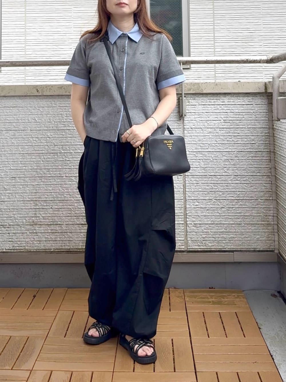 ブラック系のその他パンツ、グレー系のカーディガン/ボレロを着用したレディースの夏コーディネートの1枚目の写真