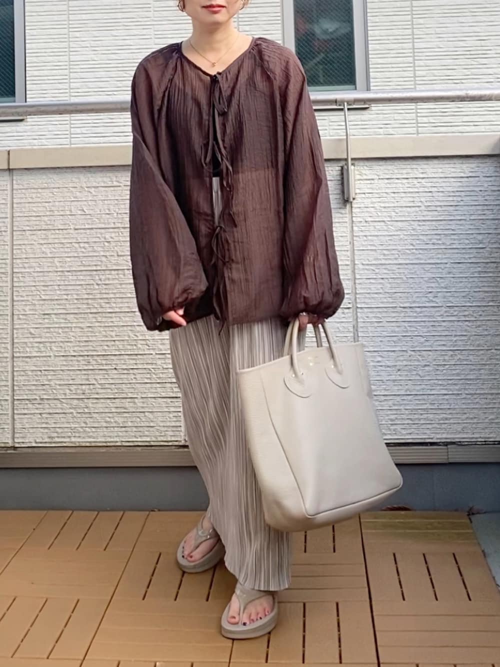 ブラウン系のシャツ/ブラウス、ブラック系のキャミソール、グレー系のスカートを着用したレディースの夏コーディネートの1枚目の写真