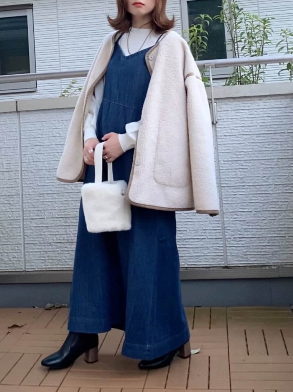 「サロペット、LEE、ショートブーツ、大人カジュアル、ジャンパースカート、低身長、ボアコート、ANDEX shoes product(ANDEX shoes product)」｜「Leeの【トップス＆ボトムセット】バルーントップス＆サロペットスカート（セットアップ、ブルー系）」を使った、Kay-teeeさん（レディース・150cm）の秋コーディネートの1枚目の写真