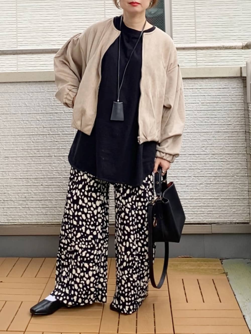 「秋っぽコーデ更新中、レザー、ブルゾン、柄パンツ、ワイドパンツ、パンプス、Fossil、フォッシル、FOSSILSTYLE」｜「Fizzの【Fizz/フィズ】　フェイクスウェード　ボリュームスリーブノーカラーブルゾン（ブルゾン、ベージュ系）」を使った、Kay-teeeさん（レディース・150cm）の秋コーディネートの1枚目の写真