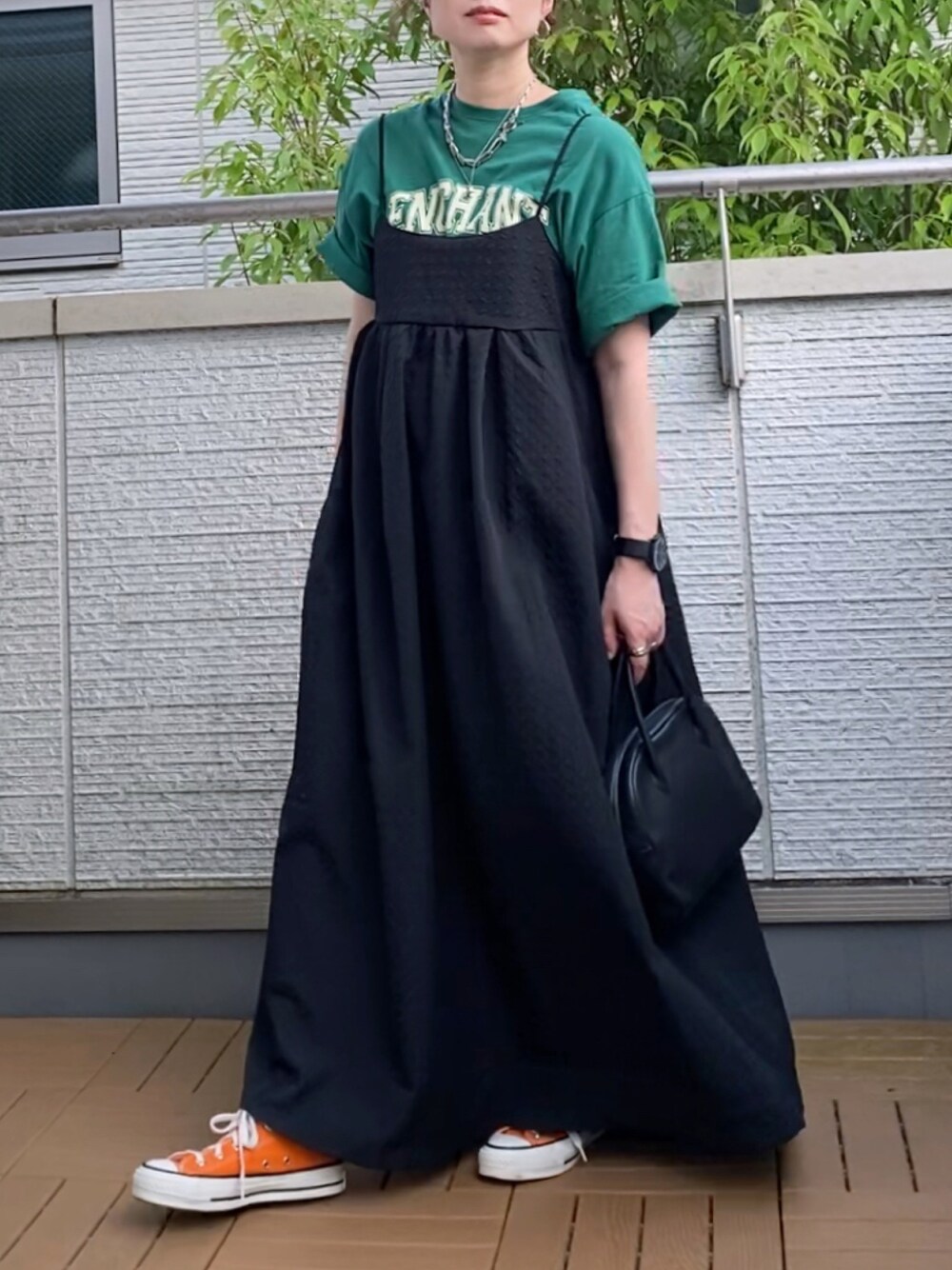 ブラック系のワンピース、グリーン系のTシャツ/カットソー、ブラック系のショルダーバッグを着用したレディースの夏コーディネートの1枚目の写真