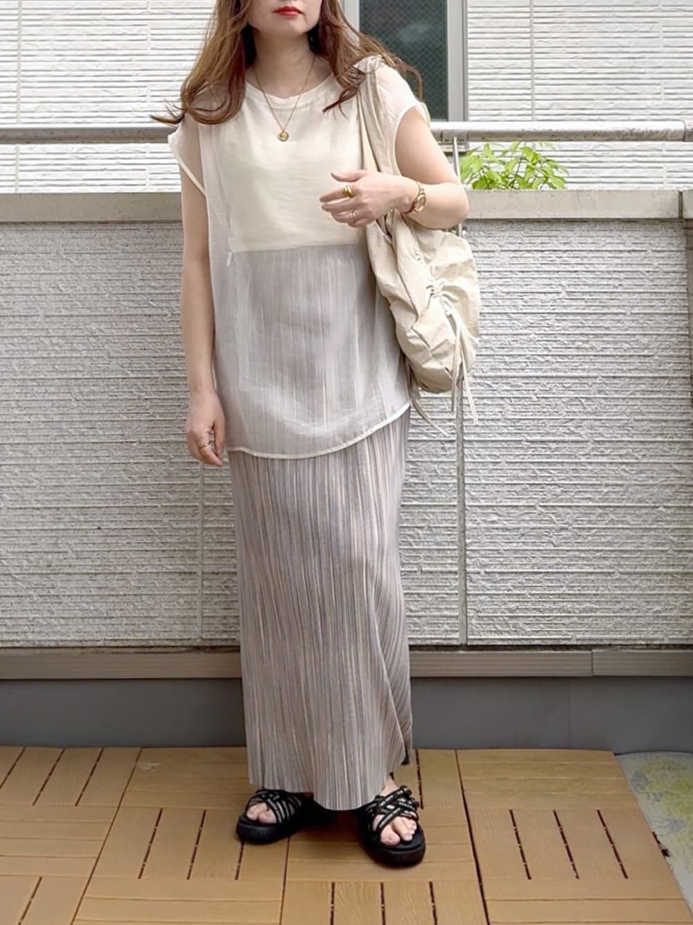 ホワイト系のTシャツ/カットソー、グレー系のスカート、ベージュ系のショルダーバッグを着用したレディースの春コーディネートの1枚目の写真