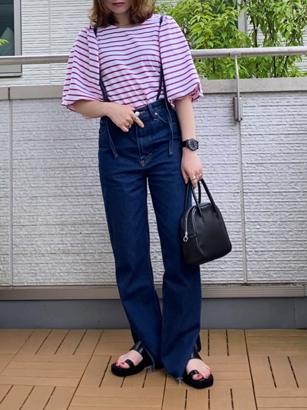 レッド系のTシャツ/カットソー、ブルー系のデニムパンツ、ブラック系のショルダーバッグを着用したレディースの夏コーディネートの1枚目の写真