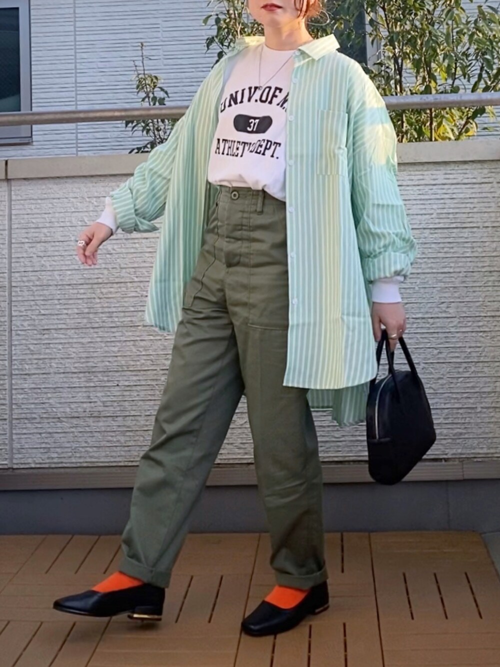 ホワイト系のTシャツ/カットソー、グリーン系のシャツ/ブラウス、グリーン系のチノパンツを着用したレディースの冬コーディネートの1枚目の写真