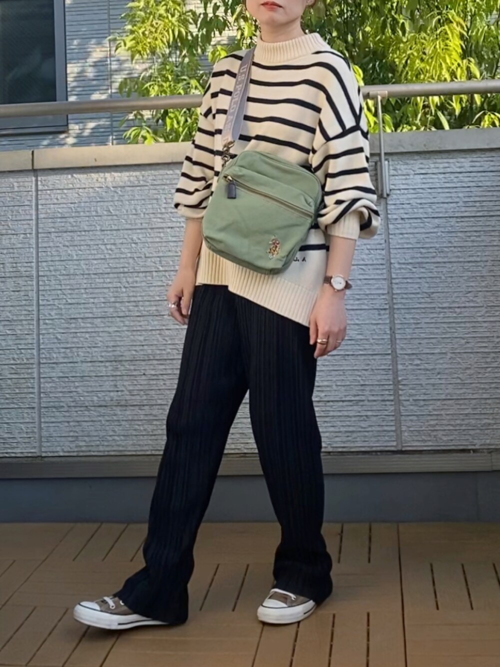 「USポロ、ボーダー、ショルダーバッグ、腕時計、コンバース、大人カジュアル、低身長」｜「To b. by agnes b.のWM31 PULL ソフトニットプルオーバー（ニット/セーター、ホワイト系）」を使った、Kay-teeeさん（レディース・150cm）の春コーディネートの1枚目の写真
